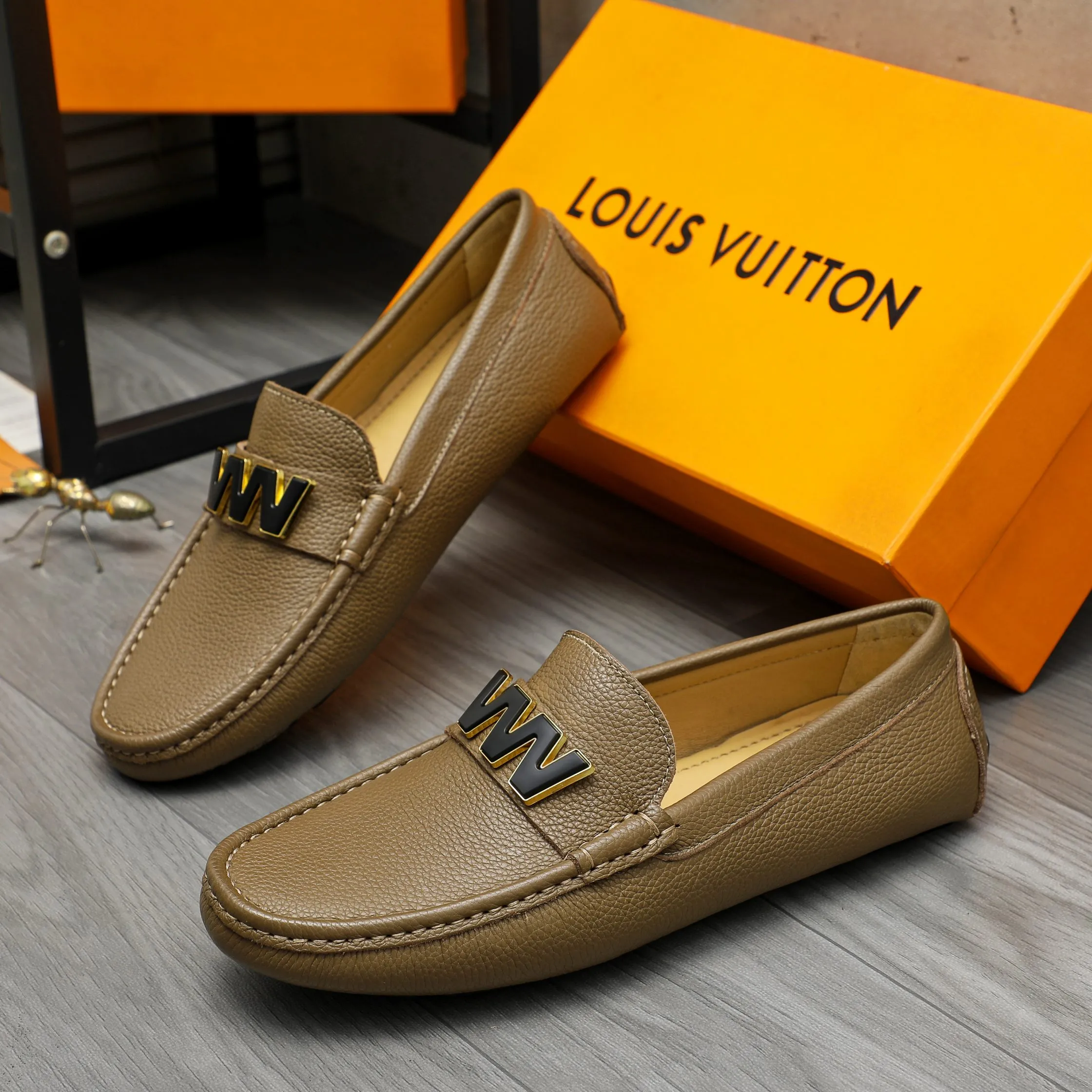 Men's shoes 💰420 Product trademark: LV "Louis Vuitton" casual slip-on shoes Regular size: 38-46 (45.46 custom-made, non-returnable) Product materials: Selected pebbled cowhide upper, sheepskin lining, original rubber outsole